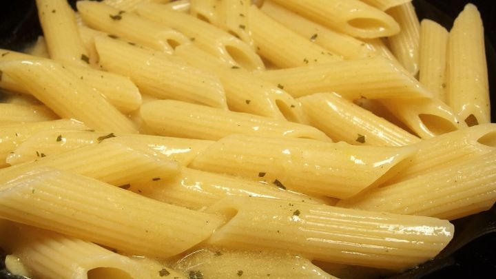 Penne-Nudeln liegen in einer Sch&uuml;ssel, bereit zum sofortigen Verzehr mit einer k&uuml;hlen, cremigen Nudelso&szlig;e.