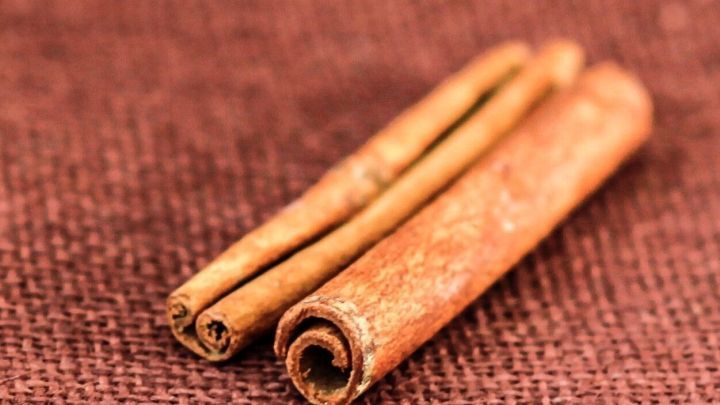 Zimtstangen liegen auf einem braunen Stoff, bereit zum W&uuml;rzen deftiger Speisen mit ihrem aromatischen Duft.