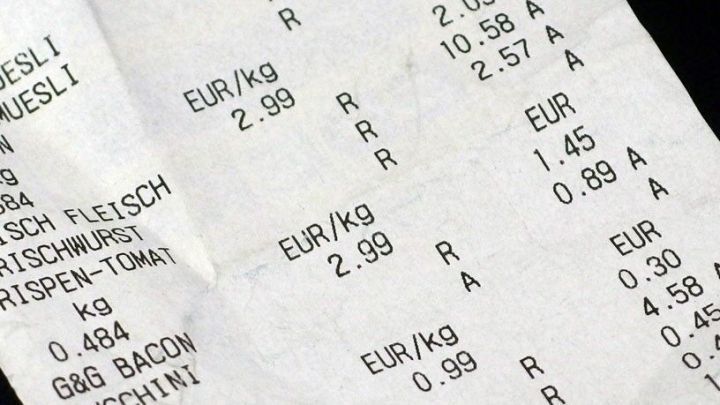 Ein Kassenbon zeigt detaillierte Eink&auml;ufe im Supermarkt, w&auml;hrend die Preise f&uuml;r verschiedene Artikel aufgelistet sind.