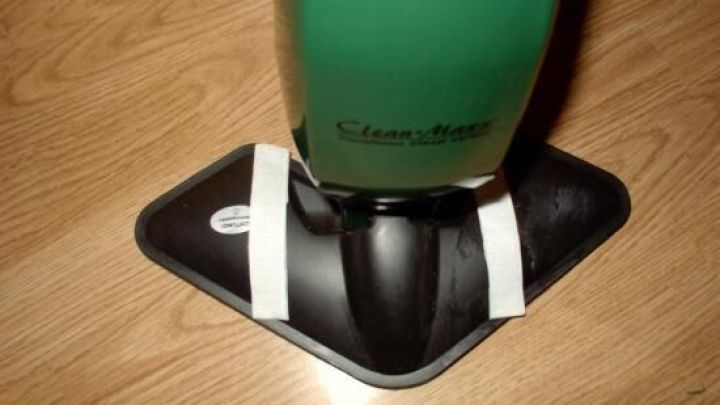 Ein Dampfreiniger steht auf einem schwarzen, rutschfesten Fu&szlig;, der stabilen Halt f&uuml;r die effektive Reinigung bietet.