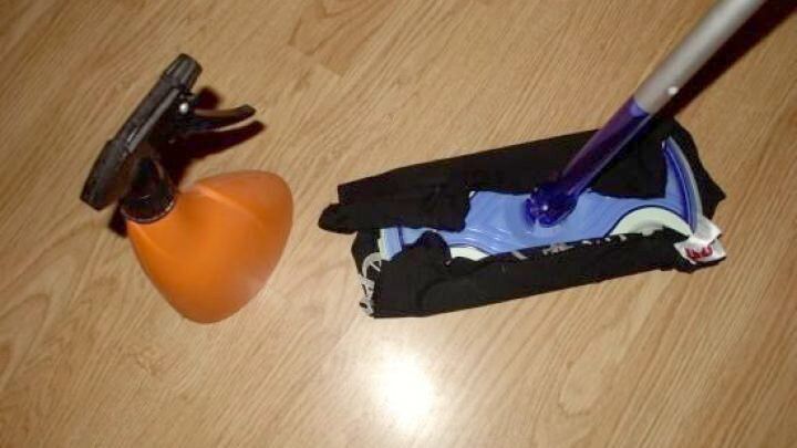 Alte T-Shirts und eine Spr&uuml;hflasche statt teurer Swiffer Bodent&uuml;cher: So putzt du g&uuml;nstig und umweltfreundlich deinen Boden.
