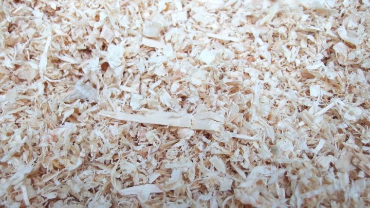 Kleintierstreu liegt lose in einem K&auml;fig, bietet eine weiche Unterlage f&uuml;r Haustiere und sorgt f&uuml;r Hygiene.