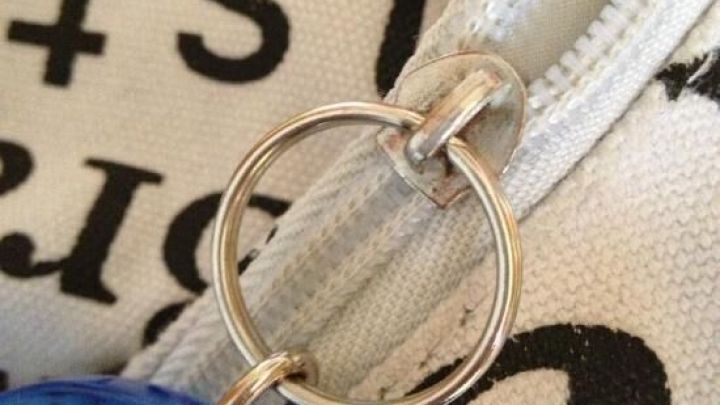 Ein blauer Rei&szlig;verschluss-Schiebergriff ist an einem Zipper befestigt, der sich auf einer Tasche befindet.