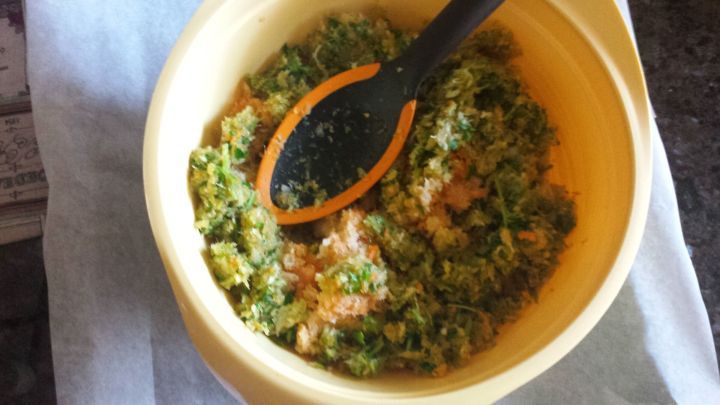 Eine gelbe Sch&uuml;ssel mit grob gehacktem Gem&uuml;se wird mit einem schwarzen L&ouml;ffel vermischt, um Gem&uuml;sebr&uuml;hepulver zuzubereiten.