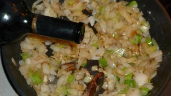 In einer Pfanne braten geschnittene Zwiebeln und Lauch in einer aromatischen Sherry-Sauce, bereit f&uuml;r die Kalbsleber.