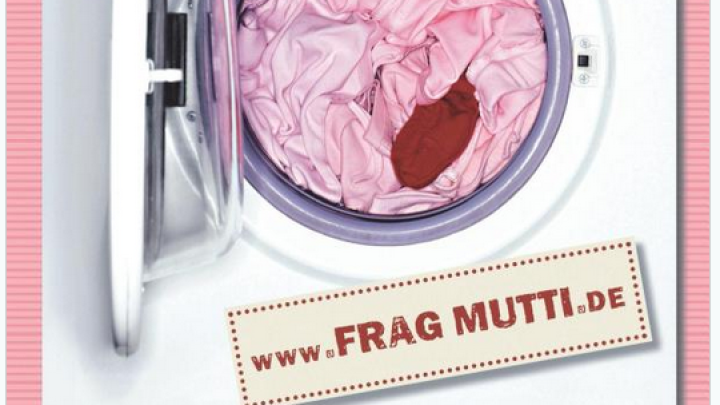 Ein W&auml;schetrommel enth&auml;lt zerknitterte, rosa Kleidung mit einem roten Fleck. Der Kontext weist auf den "Frag Mutti 2013-Kalender" hin. www.fragmutti.de. Der HALBMONATSKALENDER nicht nur f&uuml;r Junggesellen. DAS ORIGINAL mit vielen n&uuml;tzlichen Tipps!