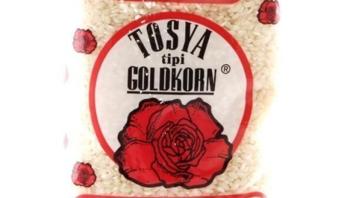 Eine 1000 g Packung Tosya Tipi Goldkorn Pirin&ccedil;-Reis mit roten Rosen und Text &bdquo;S. Andrea&ldquo; im wei&szlig;en Hintergrund.