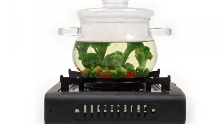 Ein Glasbeh&auml;lter mit Brokkoli wird auf einem Herd erhitzt, um das Gem&uuml;se richtig zu blanchieren.