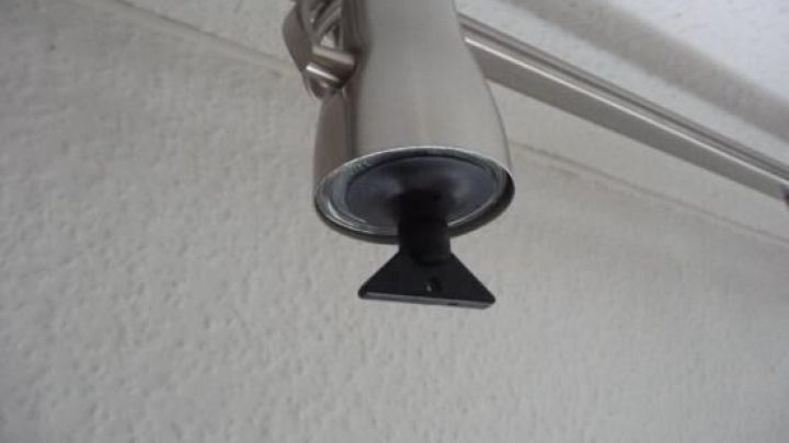 Eine GU10 Halogen Reflektorlampe ist installiert und beleuchtet den Raum von einer Decke.