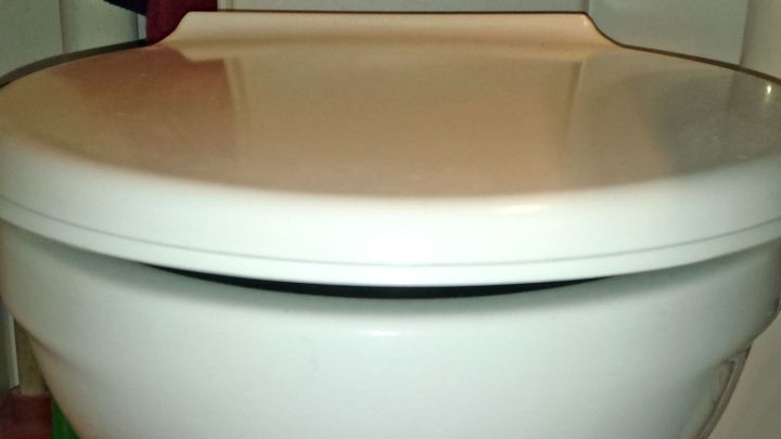 Eine saubere Toilettenbrille steht auf dem WC, bereit f&uuml;r eine n&auml;chtliche Reinigung in einem Badezimmer.