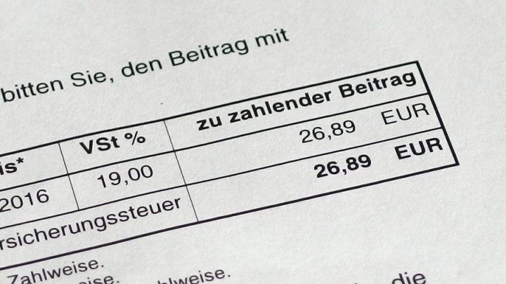 Ein Dokument pr&auml;sentiert eine Preistabelle mit einem zu zahlenden Betrag von 26,89 EUR f&uuml;r Versicherungen.