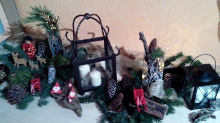 Eine festliche Dekoration mit einer Laterne und Naturmaterialien, die eine gem&uuml;tliche Atmosph&auml;re schafft.