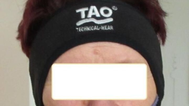 Ein Multifunktionstuch umschlie&szlig;t Nacken und Kinn, w&auml;hrend es im Innenbereich vor K&auml;lte sch&uuml;tzt.