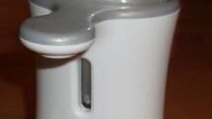 Ein wei&szlig;er Sagrotan No Touch Nachf&uuml;ller steht auf einem Tisch und hat einen Korken als Verschluss. Der Beh&auml;lter ist gef&uuml;llt.