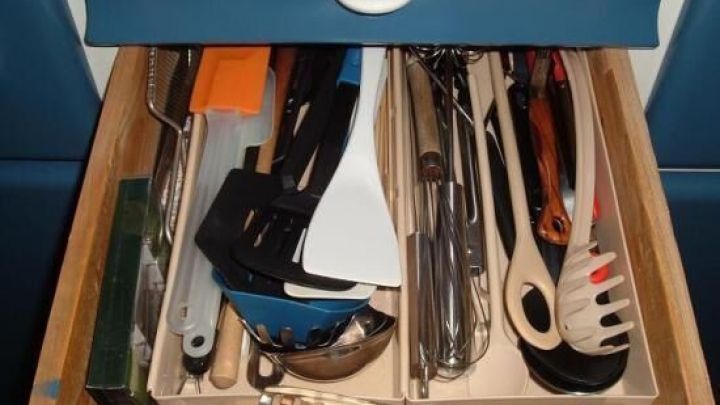 Kochbesteck liegt ordentlich in einer Schublade, w&auml;hrend verschiedene Utensilien zum Kochen aufgelistet sind.