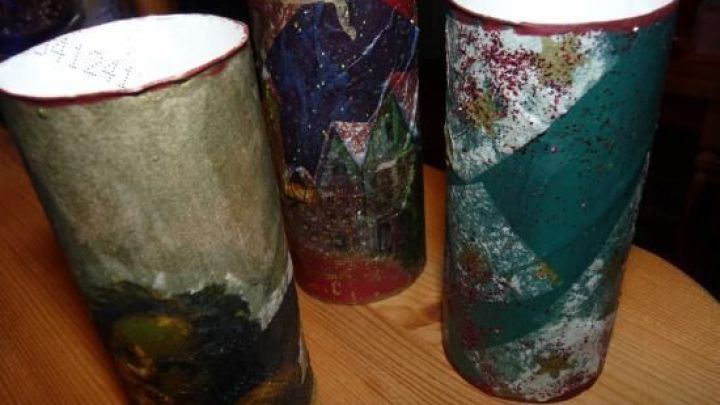 Serviettenringe, dekorativ gestaltet mit Serviettentechnik, stehen auf einem Tisch in unterschiedlichen Mustern und Farben.