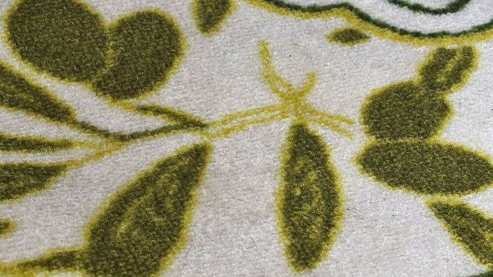 Ein Teppichboden mit einem floralem Muster wird gereinigt, um unsch&ouml;ne Flecken zu entfernen und seine Farbe aufzufrischen.