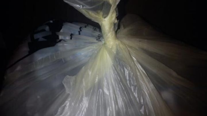 Ein gelber Sack wird anders als &uuml;blich verschlossen, indem er kunstvoll gedreht und verknotet wird, um Abfall zu sichern.