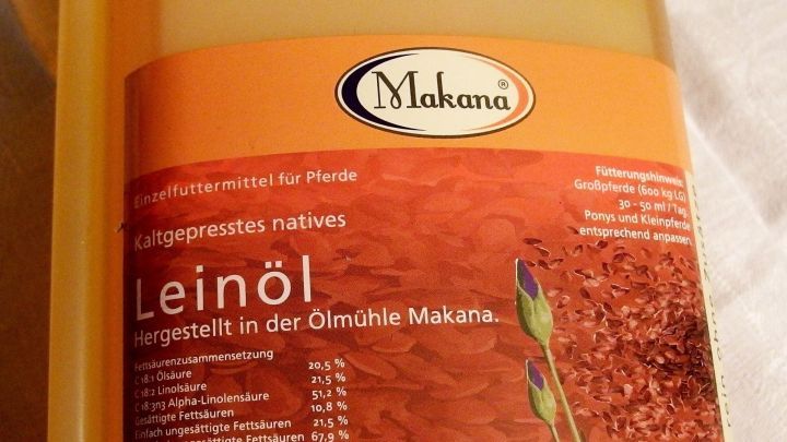 Eine Flasche Lein&ouml;l steht im Vordergrund und zeigt Informationen zur Haltbarkeit und Lagerung.