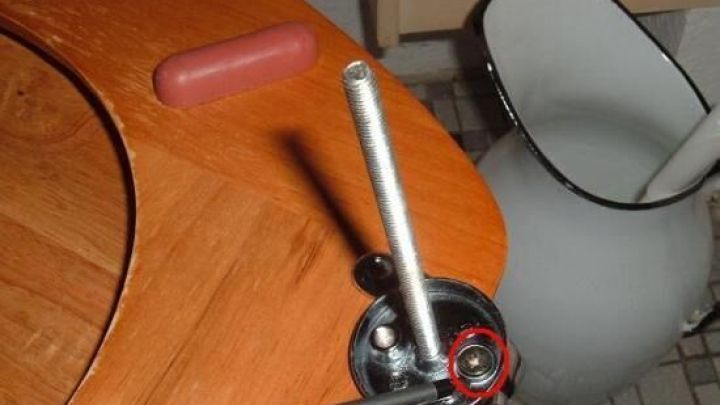 Mit diesem Trick sitzt der wackelige Toilettendeckel endlich fest &ndash; einfach die Fixierschraube wie gezeigt richtig anziehen.