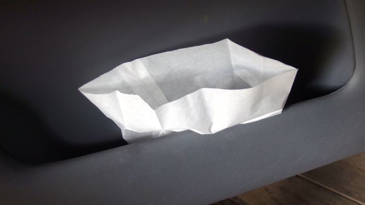 Eine faltbare M&uuml;llt&uuml;te befindet sich in einer Ablage im Auto und wartet darauf, von Vielfahrern verwendet zu werden.