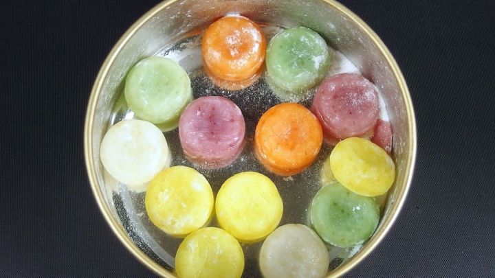 Bunte Zuckerbonbons liegen in einer Schale und warten darauf, kreativ verwertet zu werden.