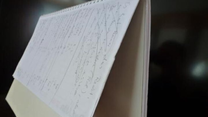 Ein Tischkalender steht aufrecht und zeigt handschriftliche Notizen, um alte Kalender weiterzuverwenden.