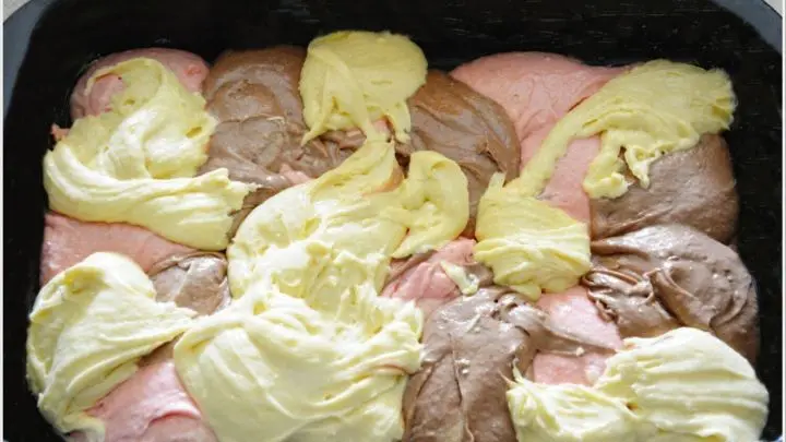 Die drei Teige auf einem Backblech verteilen