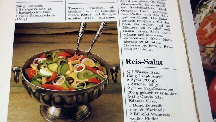 Ein eleganter Salat in einer silbernen Sch&uuml;ssel wird pr&auml;sentiert, w&auml;hrend die Zutaten frisch und bunt aussehen. Text beschreibt Rezepte.