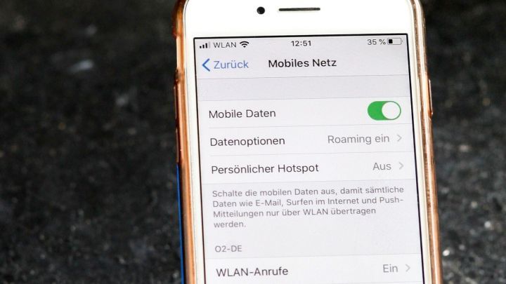Ein Smartphone zeigt die Einstellungen f&uuml;r mobile Daten an, um teure Telefongeb&uuml;hren im Ausland zu vermeiden.