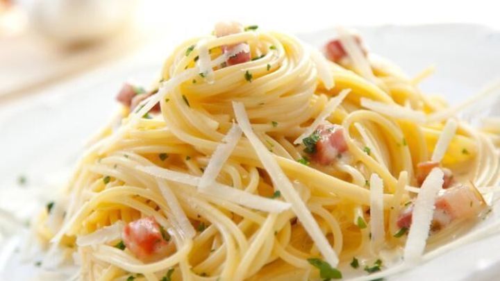 So gelingt dir authentische Carbonara wie bei Mamma Lina: Spaghetti, Speck, Ei und frisch geriebener K&auml;se auf einen Teller vereint.