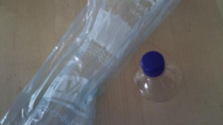 Ein Gefrierbeutel liegt neben einer Flasche, bereit zum 100 % wasserdichten Verschlie&szlig;en von Lebensmitteln oder Fl&uuml;ssigkeiten.