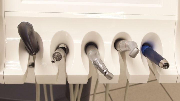 Zahn&auml;rztliche Instrumente stehen bereit, um beim Zahn ziehen eine weniger starke Blutung am Morgen zu unterst&uuml;tzen.