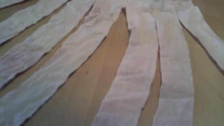 Ein Spielseil f&uuml;r Hunde besteht aus mehreren langen, gleichm&auml;&szlig;igen Streifen, die auf einer flachen Unterlage liegen.