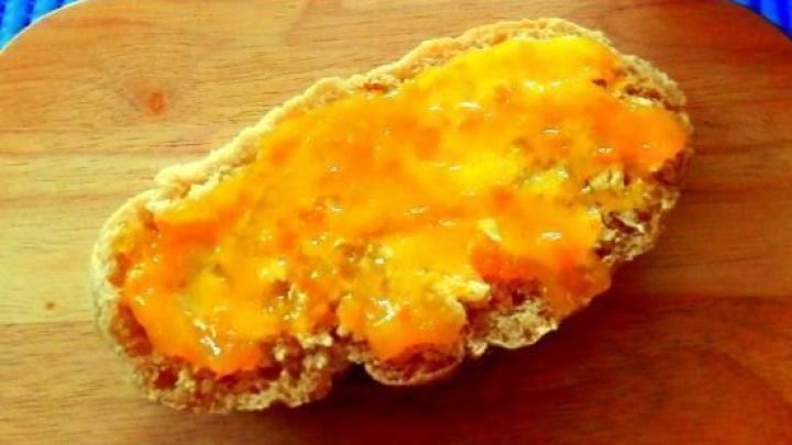 Hausgemachte Apfel-Orangen-Marmelade bringt fruchtige Frische aufs Brot &ndash; probiere das einfache Rezept mit Schalen und ganzen Fr&uuml;chten.