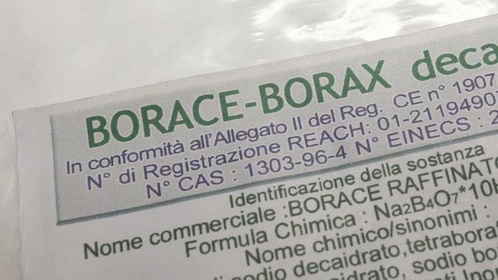 Das Etikett zeigt Borax in gr&uuml;ner Schrift. Es enth&auml;lt Registrierungsnummern und chemische Details auf Italienisch.