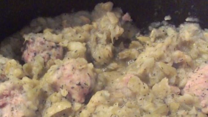 Schneller Bohneneintopf: Mit wenigen Zutaten zauberst du diesen deftigen Eintopf mit Bohnen und W&uuml;rstchen in kurzer Zeit.