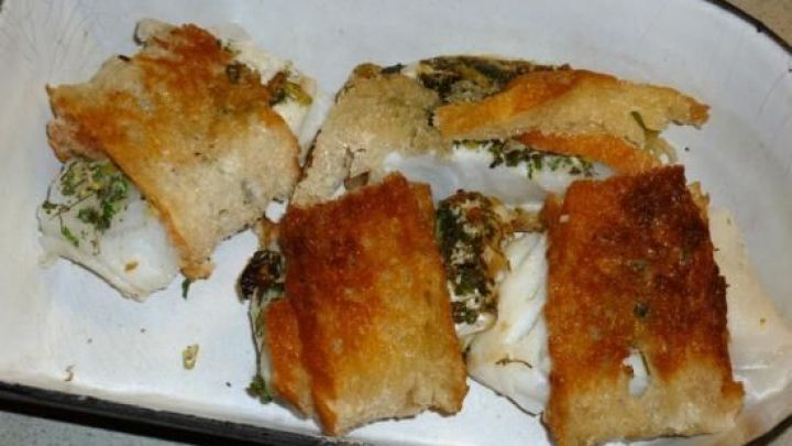 Kabeljau-Brot-P&auml;ckchen liegen knusprig in einer wei&szlig;en Auflaufform und zeigen frische F&uuml;llung zwischen den Brotscheiben.