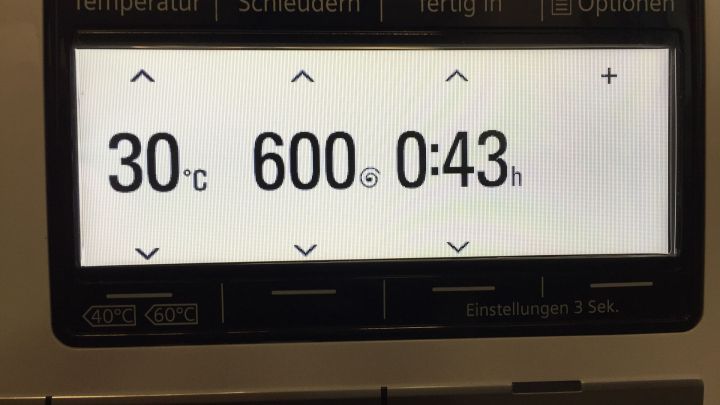 Ein Display zeigt die aktuellen Einstellungen f&uuml;r einen Waschgang mit 30&deg;C, 600 U/min und 43 Minuten Restlaufzeit.