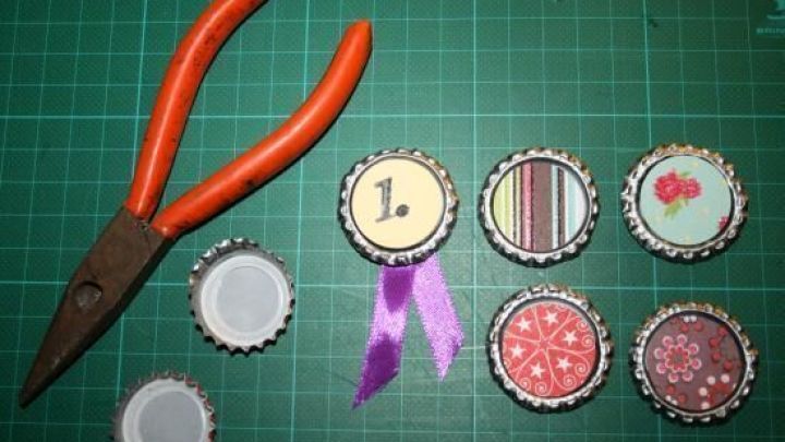 Kronkorken liegen auf einem Tisch, w&auml;hrend eine Zange daneben bereit ist, um kreative Bastelprojekte zu starten.