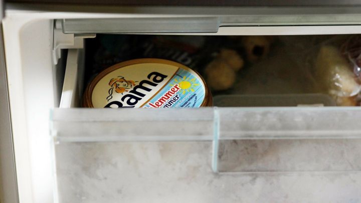 Ein Eisbeh&auml;lter ist im Gefrierfach eingelegt, um Speisen praktisch und g&uuml;nstig einzufrieren. Es sind auch weitere Lebensmittel sichtbar.