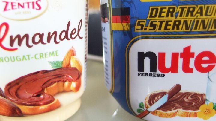 Zwei Verpackungen von Brotaufstrichen stehen nebeneinander, eine mit &bdquo;Nutella&ldquo; und die andere mit &bdquo;Zentis Mandel&ldquo;.