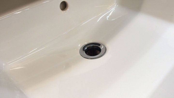 Ein gl&auml;nzendes Waschbecken zeigt den Abfluss, der bereit ist, Wasser frei abflie&szlig;en zu lassen in einem modernen Bad.