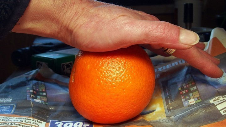 Apfelsine und Mandarine leichter schälen | Frag Mutti
