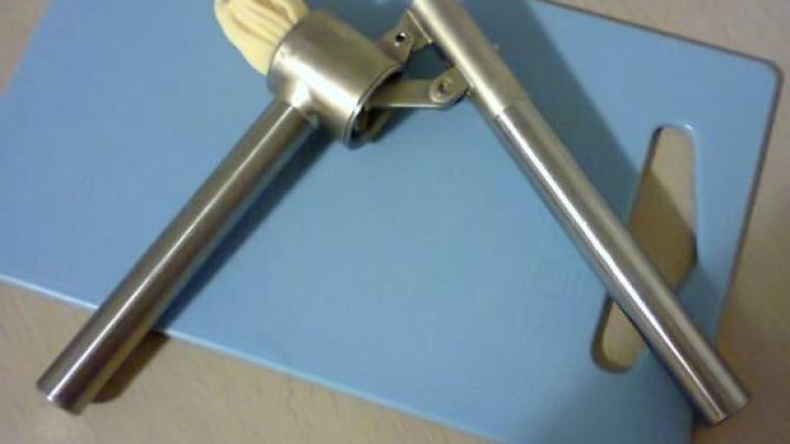 K&auml;sel&ouml;ckchen liegt auf einem blauen Brett, bereit zum Zubereiten von K&auml;se, um originelle Snacks zu kreieren.