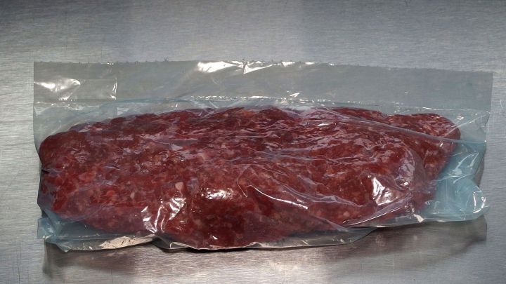 Rotes Fleisch ist in einem transparenten Beutel vakuumverpackt, bereit zum Einfrieren f&uuml;r den kleinen Haushalt.