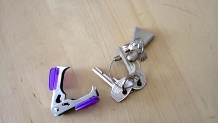 Ein Schl&uuml;sselring mit Schl&uuml;sselhaltern liegt auf einer Holzoberfl&auml;che, bereit, die Schl&uuml;ssel m&uuml;helos zu organisieren.