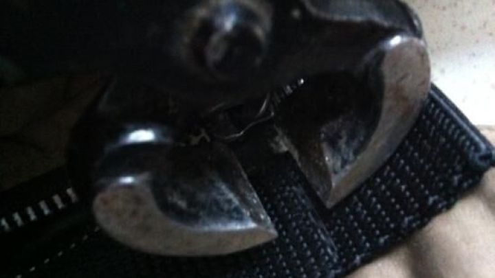 Mit einer Zange kannst Du einen falsch geschlossenen Rei&szlig;verschluss ganz einfach wieder &ouml;ffnen &ndash; so klappt&rsquo;s laut Anleitung im Artikel.