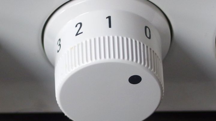 Ein wei&szlig;er Drehknopf mit Zahlen von 0 bis 3 wird zur Regelung der Temperatur genutzt, um Energie zu sparen.