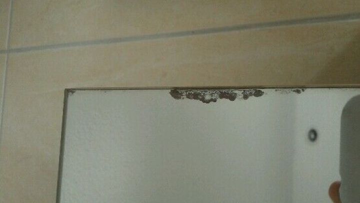 Vermeide Glasreiniger auf Spiegeln, sonst entstehen Sch&auml;den wie auf dem Bild. Nutze stattdessen mildes Reinigungsmittel und Wasser.